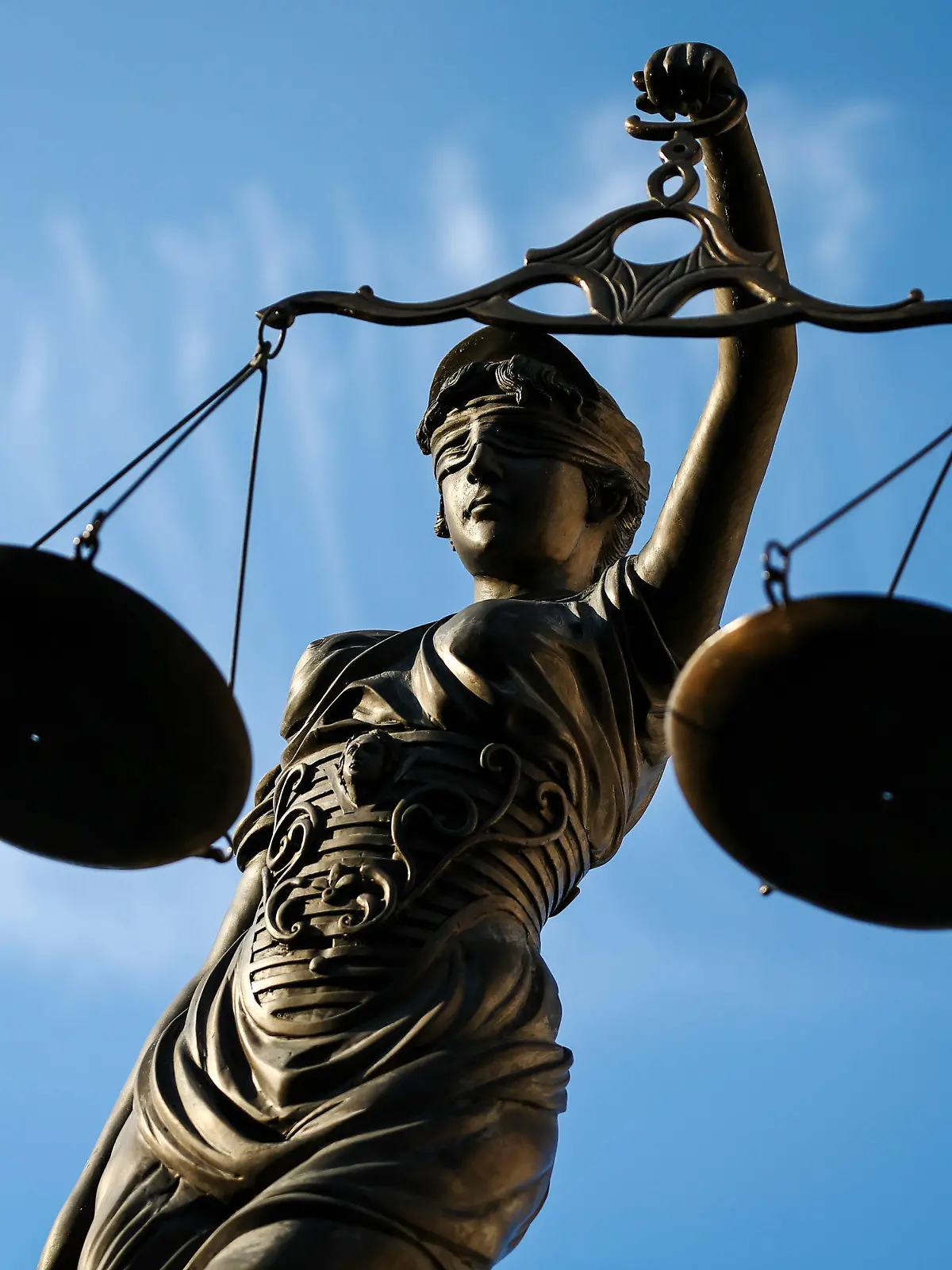 ARCHIV - 09.09.2014, Bayern, Bamberg: Eine Statue der Justitia hält eine Waage in ihrer Hand. (zu dpa «Politik ohne Respekt vor der Justiz? Fall Sami A. löst Debatte aus» vom 16.08.2018) Foto: David-Wolfgang Ebener/dpa +++ dpa-Bildfunk +++