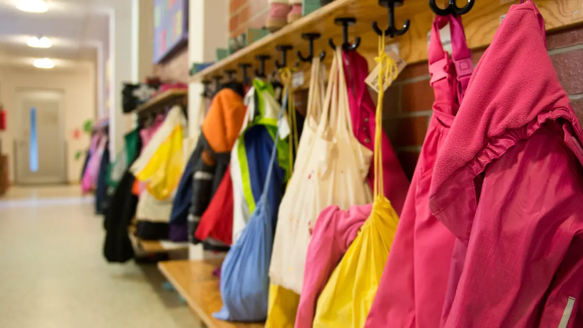 ARCHIV - 21.05.2015, Baden-Württemberg, Stuttgart: Jacken und Turnbeutel sind in einer Kindertagesstätte an einer Garderobe zu sehen. Sozialassistenten und Kinderpfleger sollen die Personalnot an Thüringer Kindergärten lindern. Bis zu zehn Prozent des Personals an einer Kita sollen künftig aus diesen beiden Berufsgruppen kommen dürfen, wie das Bildungsministerium am Mittwoch mitteilte (zu dpa «Ministerium lockert Einstellungsregeln für Personal in Kitas»). Foto: Daniel Naupold/dpa +++ dpa-Bildfunk +++