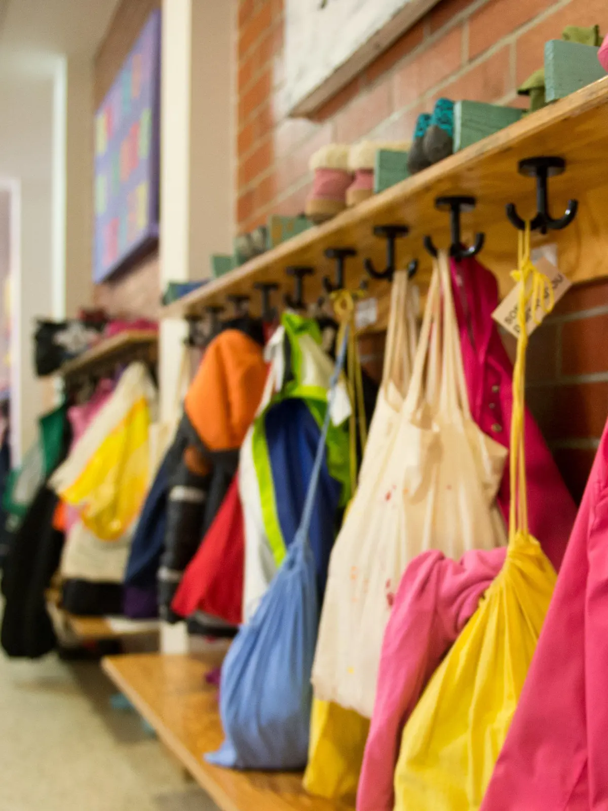 ARCHIV - 21.05.2015, Baden-Württemberg, Stuttgart: Jacken und Turnbeutel sind in einer Kindertagesstätte an einer Garderobe zu sehen. Sozialassistenten und Kinderpfleger sollen die Personalnot an Thüringer Kindergärten lindern. Bis zu zehn Prozent des Personals an einer Kita sollen künftig aus diesen beiden Berufsgruppen kommen dürfen, wie das Bildungsministerium am Mittwoch mitteilte (zu dpa «Ministerium lockert Einstellungsregeln für Personal in Kitas»). Foto: Daniel Naupold/dpa +++ dpa-Bildfunk +++