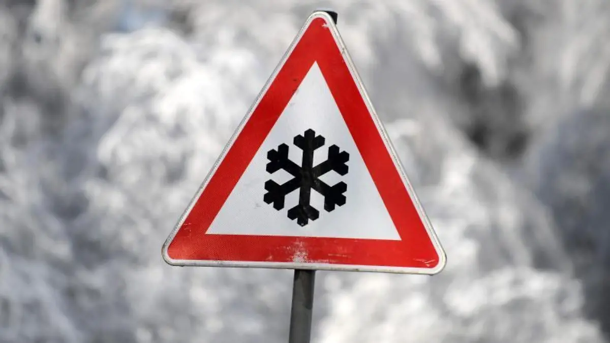Ein Schild warnt vor winterlichen Straßenverhältnissen