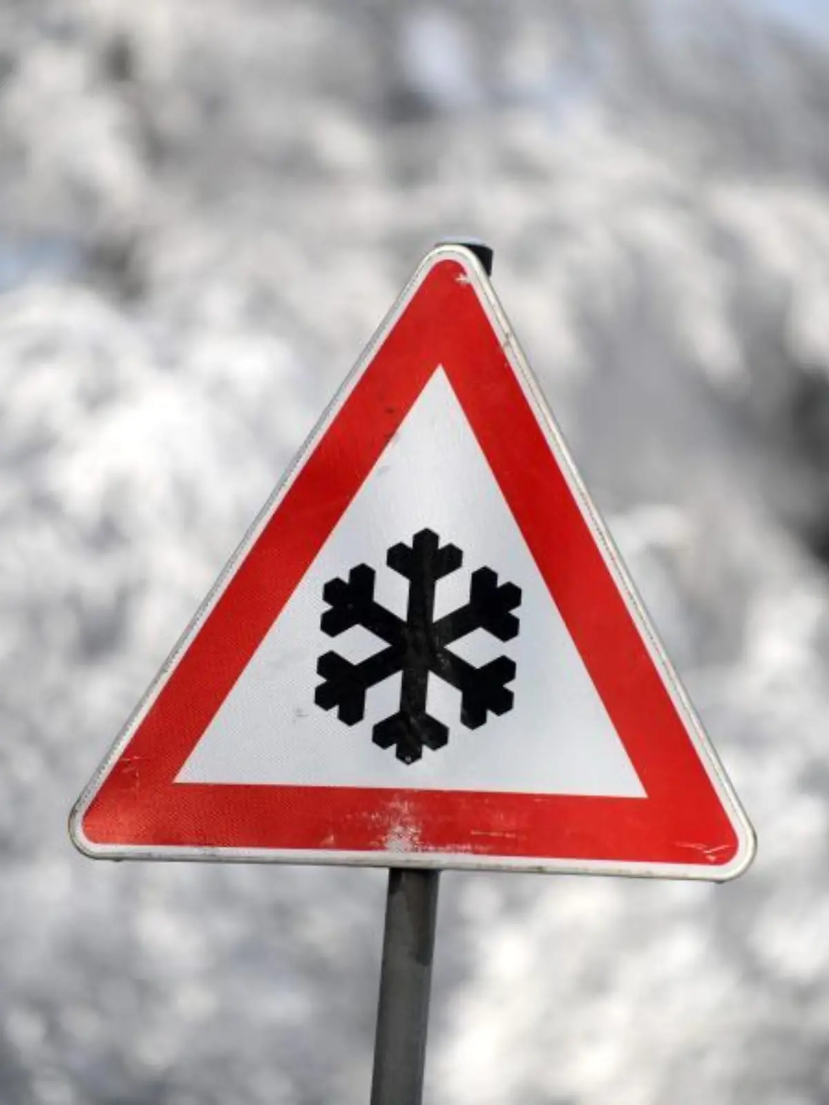 Ein Schild warnt vor winterlichen Straßenverhältnissen