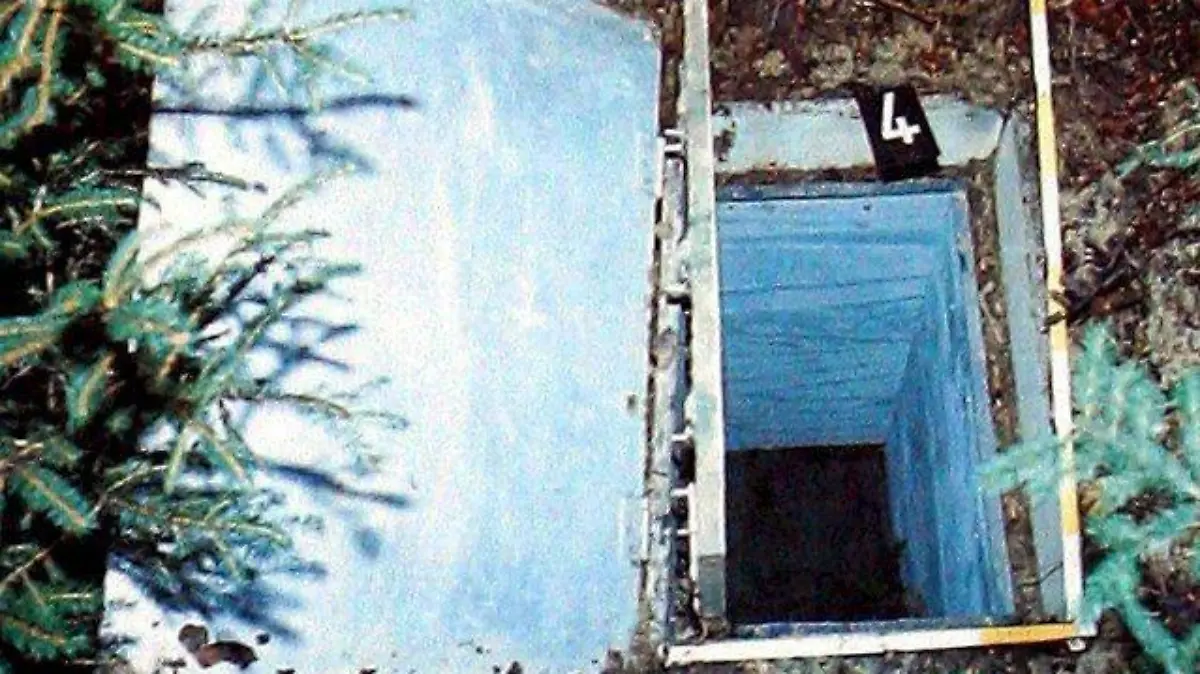 epa01362502 The reproduction shows the box in which the pupil Ursula Herrmann from Eching am Ammersee torturously suffocated 27 years ago, pictured during a press conference at the district court in Augsburg, Germany, 30 May 2008. A audio tape seems to have convicted the murderer of the ten-year-old girl. Officials have confiscated a music player at the alleged criminal's apartment in Kappeln. On it the police found the melody which the kidnapper used to play when calling Ursula Herrmann's parents. EPA/KARL-JOSEF HILDEBRAND