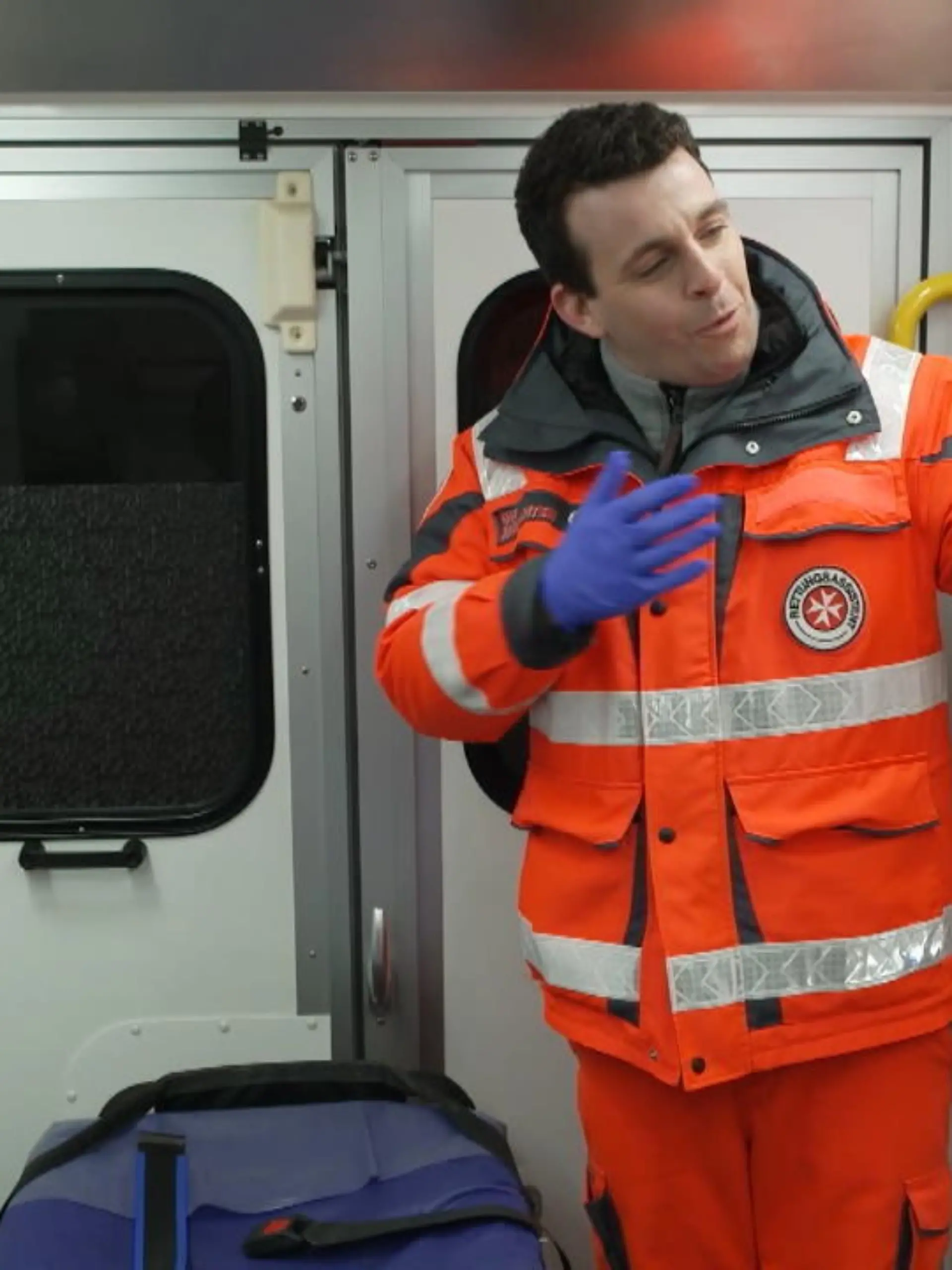 Seit elf Jahren ist Christian Manshen im Rettungsdienst. Immer wieder postet er Erlebnisse und Gedanken in den sozialen Netzwerken. Sein neuestes Video wurde millionenfach geklickt. Beim Anschauen dürften nicht nur zartbesaitete Menschen feuchte Augen bekommen.