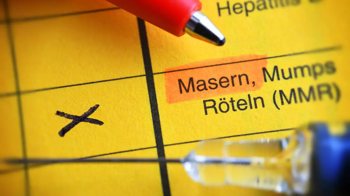 Impfausweis mit angekreuzter Masern-Impfung, Masern-Impfung *** Vaccination card with crossed measles Vaccination Measles Vaccination