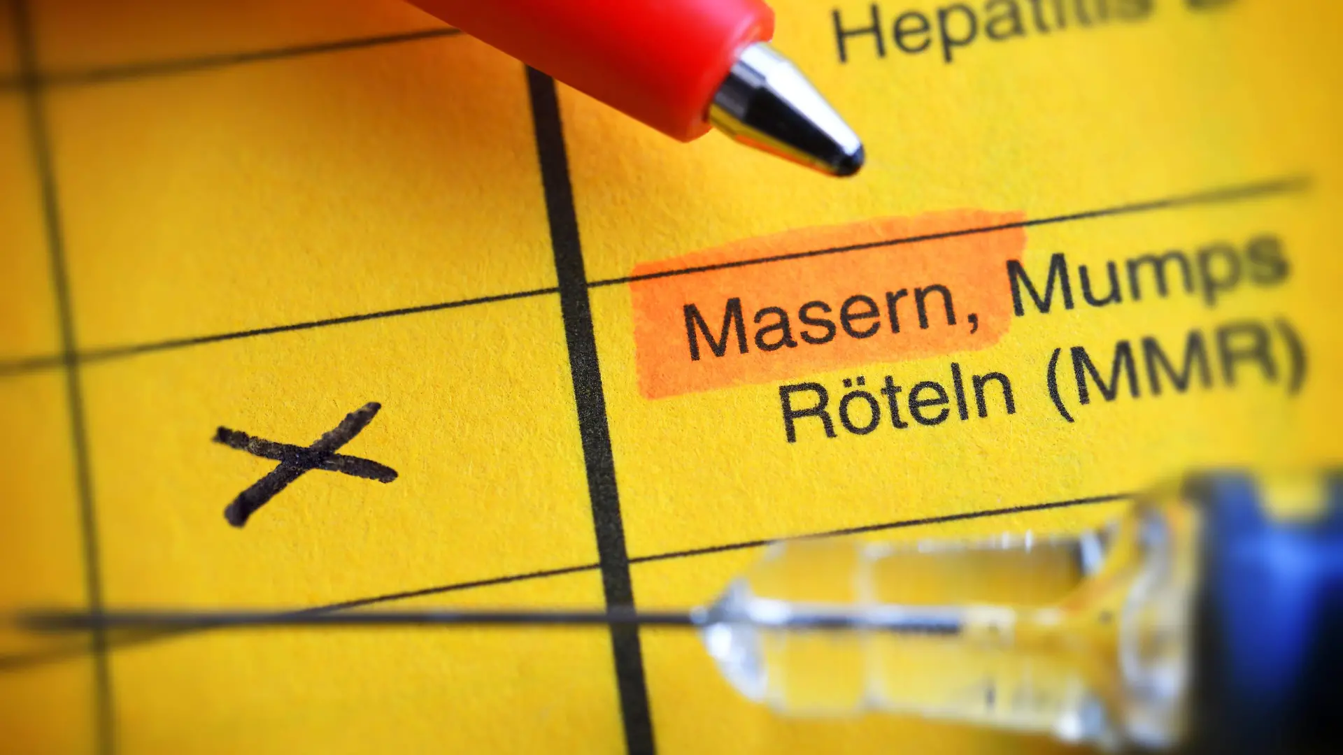  Impfausweis mit angekreuzter Masern-Impfung, Masern-Impfung *** Vaccination card with crossed measles Vaccination Measles Vaccination