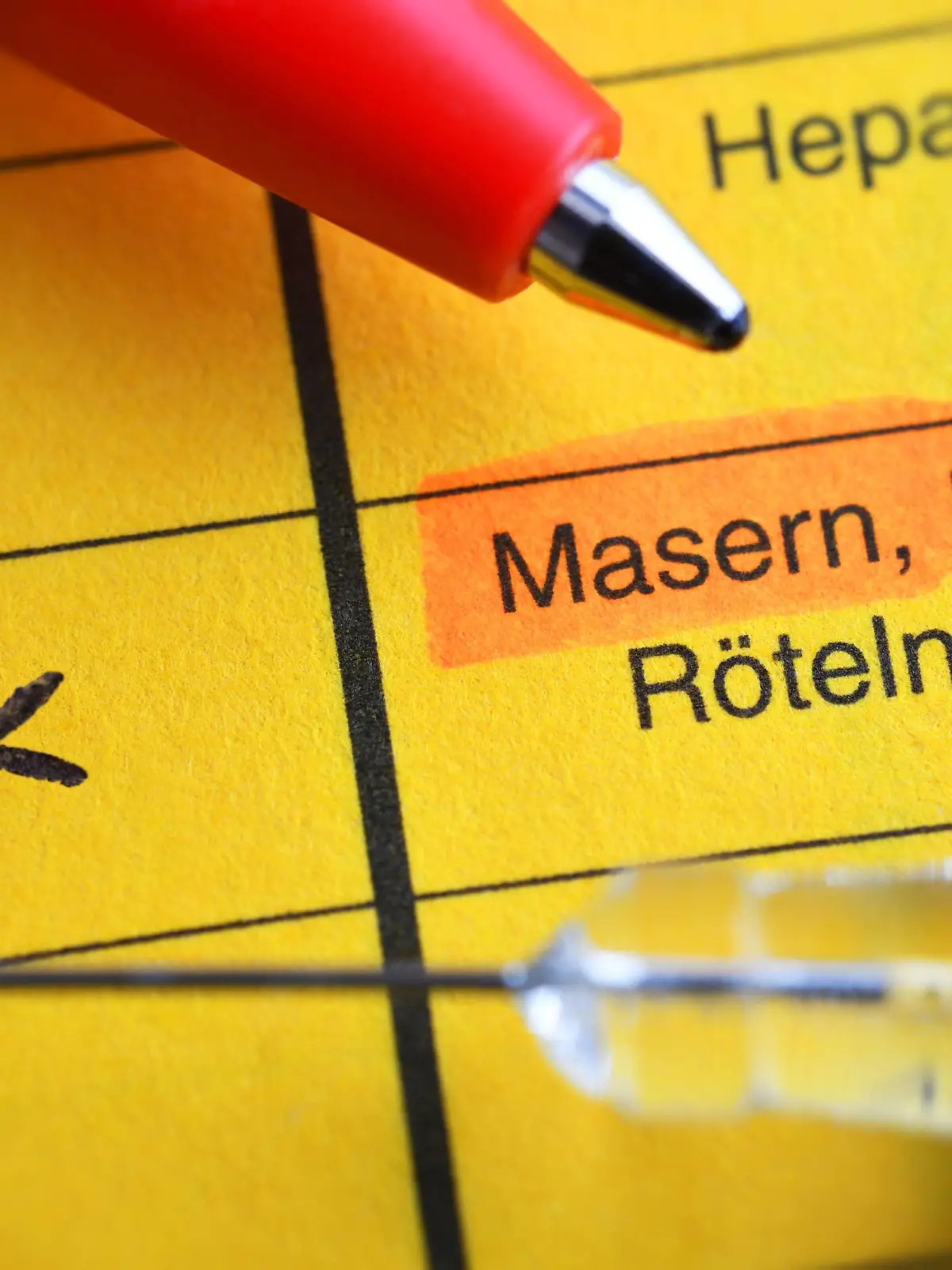  Impfausweis mit angekreuzter Masern-Impfung, Masern-Impfung *** Vaccination card with crossed measles Vaccination Measles Vaccination
