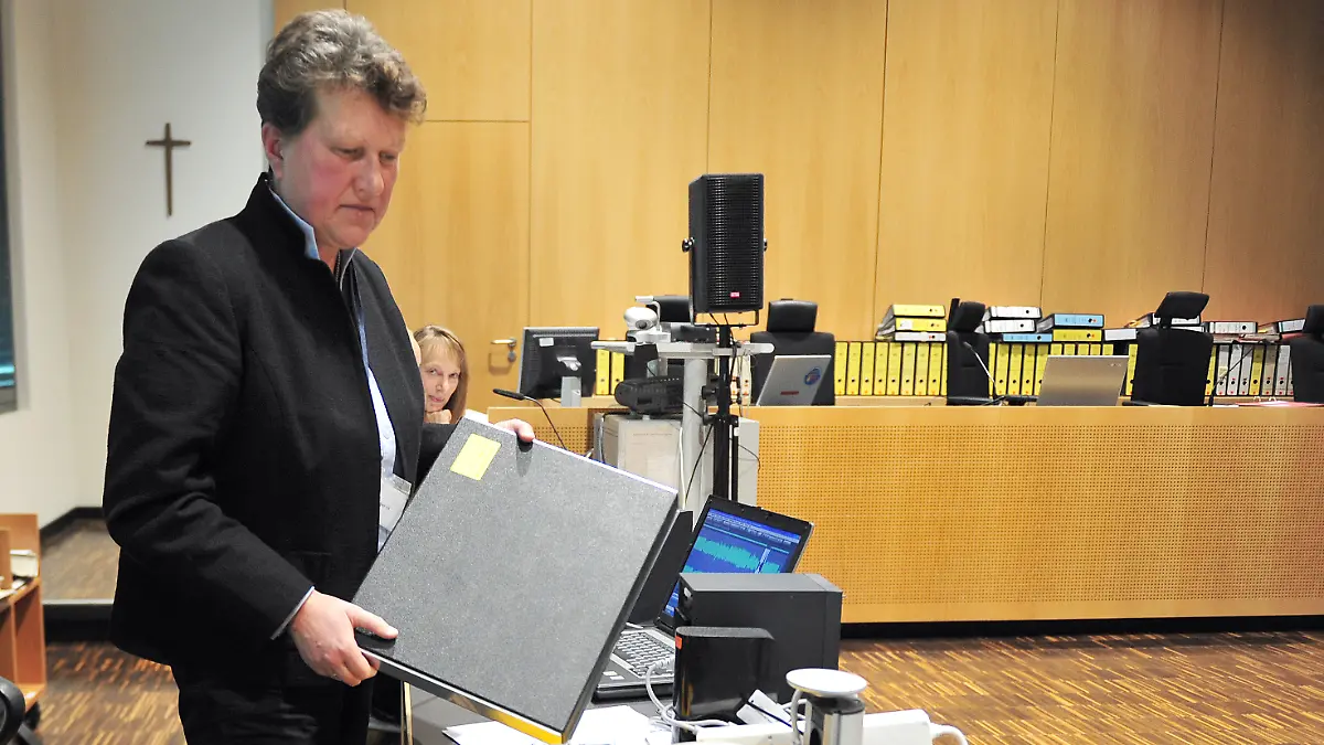 Gutachterin Dagmar Boss steht am Dienstag (20.10.2009) im Landgericht Augsburg (Schwaben) neben einem Tonbandgerät. Ein derartiges Gerät war beim Angeklagten im Herrmann- Prozess gefunden worden und dient der Anklage als Hauptindiz. Boss untersuchte für das Bayerische Landeskriminalamt, ob das beschlagnehmte Gerät das ist, von dem vor 28 Jahren im Entführungsfall Ursula Herrmann Erpresseranrufe abgespielt wurden. Foto: Stefan Puchner dpa/lby +++(c) dpa - Report+++