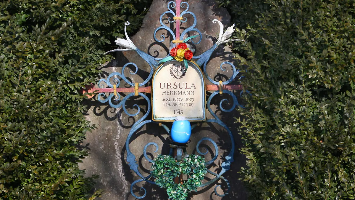 Das Grab des Entführungsopfers Ursula Herrmann, aufgenommen am Donnerstag (19.02.2009) auf dem Friedhof von Eching (Oberbayern). 27 Jahre nach der Entführung und dem gewaltsamen Tod der zehnjährigen Ursula Herrmann aus Bayern hat am Donnerstag der Prozess gegen ein beschuldigtes Ehepaar begonnen. Foto: Karl-Josef Hildenbrand dpa/lby +++(c) dpa - Report+++
