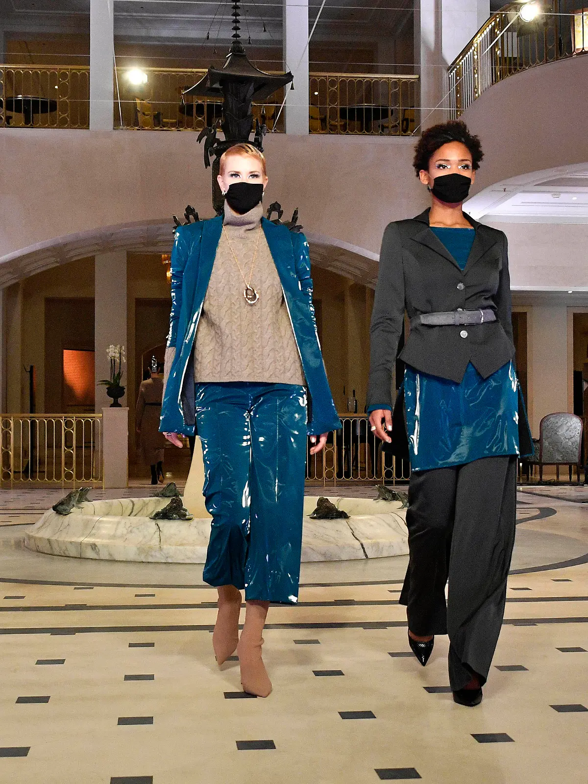  Models bei der Anja Gockel Fashion & Art Show Embraceland im Rahmen der Berlin Fashion Week Autumn/Winter 2021/22 im Hotel Adlon. Berlin, 19.01.2021 *** Models at the Anja Gockel Fashion Art Show Embraceland during the Berlin Fashion Week Autumn Winter 2021 22 at the Hotel Adlon Berlin, 19 01 2021 Foto:xF.xKernx/xFuturexImage
