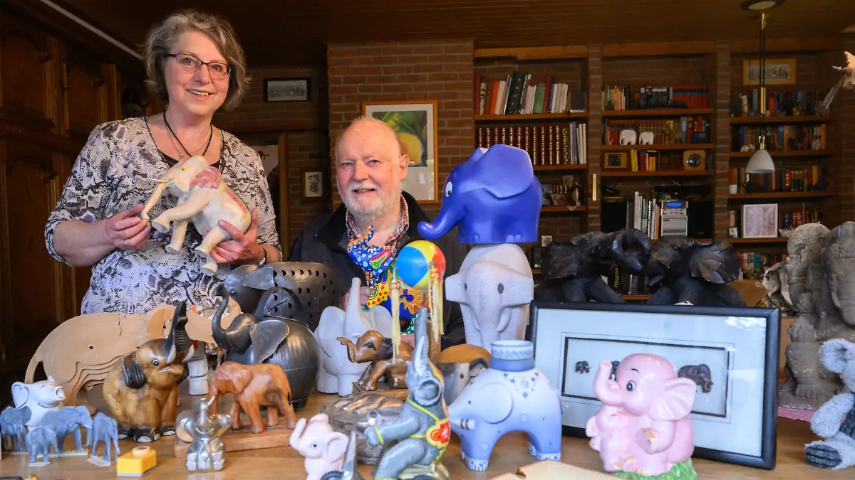 20.04.2023, Niedersachsen, Hannover: Ursel und Detlef Koht zeigen einen Teil ihrer Elefantensammlung. Das Ehepaar aus der Nähe von Hannover muss sich wegen eines Umzugs von seiner über Jahrzehnte gewachsenen Elefantensammlung trennen. Im Lauf der Jahrzehnte sind immer mehr Dickhäuter in das Haus der Kohts eingezogen, darunter Figuren in jeglicher Größe, Stofftiere, Gemälde und Fotografien. Insgesamt umfasst die Sammlung weiter über 500 Elefanten. Foto: Julian Stratenschulte/dpa +++ dpa-Bildfunk +++