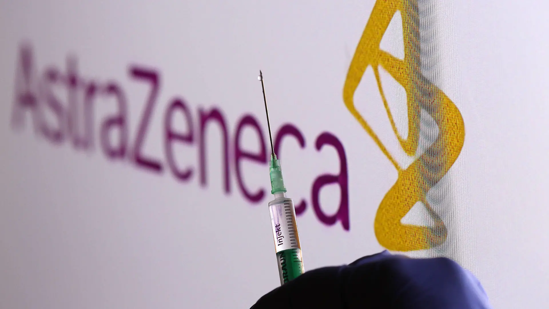 Winden Themenbild - Coronavirus, Coronapandemie, Impfen, Silhouette einer Impfspritze, Coronaspritze und einer Hand mit einem Gummihandschuh, Impfstoff, Impfdose, Themenbild - Coronavirus, Coronapandemie, Impfen, Silhouette einer Impfspritze, Coronaspritze und einer Hand mit einem Gummihandschuh, Impfstoff, Impfdose, Coronavirus, Coronapandemie, Impfspritze, Coronaspritze, Nadel als Silhouette, Scherenschnittbild zum verabreichen, spritzen des Impfstoffes. Im Hintergrund Bilder von AstraZeneca, Union Jack, Nationalflagge von Grossbritanien, EU Flagge, Europäische Flagge, Euroland, Nationalflagge von Amerika, Europakarte, Europaland, USA, Israel, Amerika Impfen, Impfbuch, Impfbescheinigung, Impfpass, Spritze, Coronaspritze, Nadel, Imp Copyright: xFleigx/xEibner-Pressefotox EP_dfg
