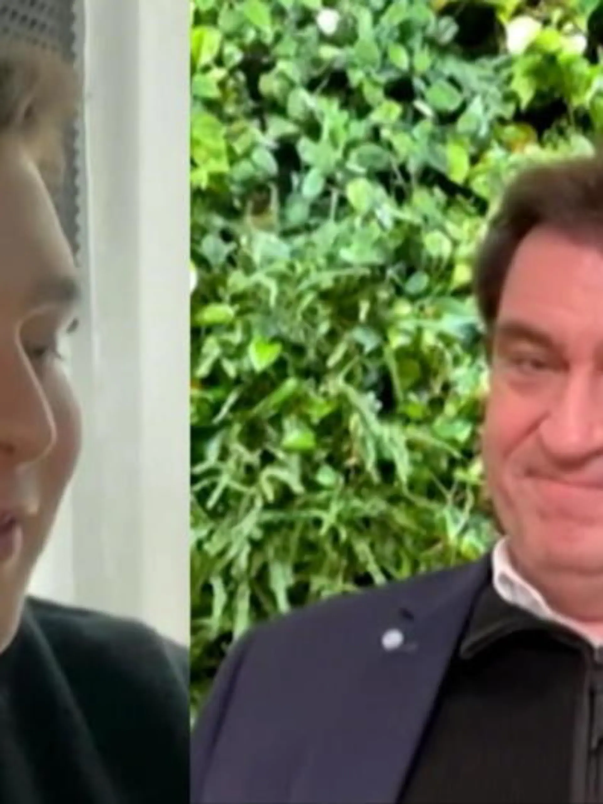 Mike Singer (l.) interviewt den Bayerischen Ministerpräsidenten Markus Söder (r.).
