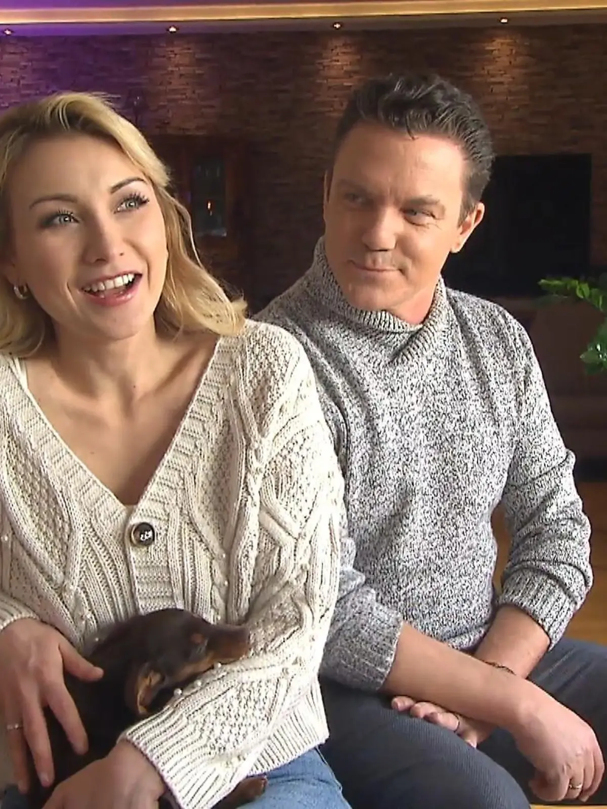 Anna-Carina Woitschack und Stefan Mross mit Dackel Lotti
