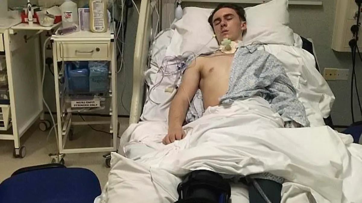 Joseph Flavill an diverse Geräte angeschlossen im Krankenhaus. Mittlerweile ist er aus dem Koma erwacht.