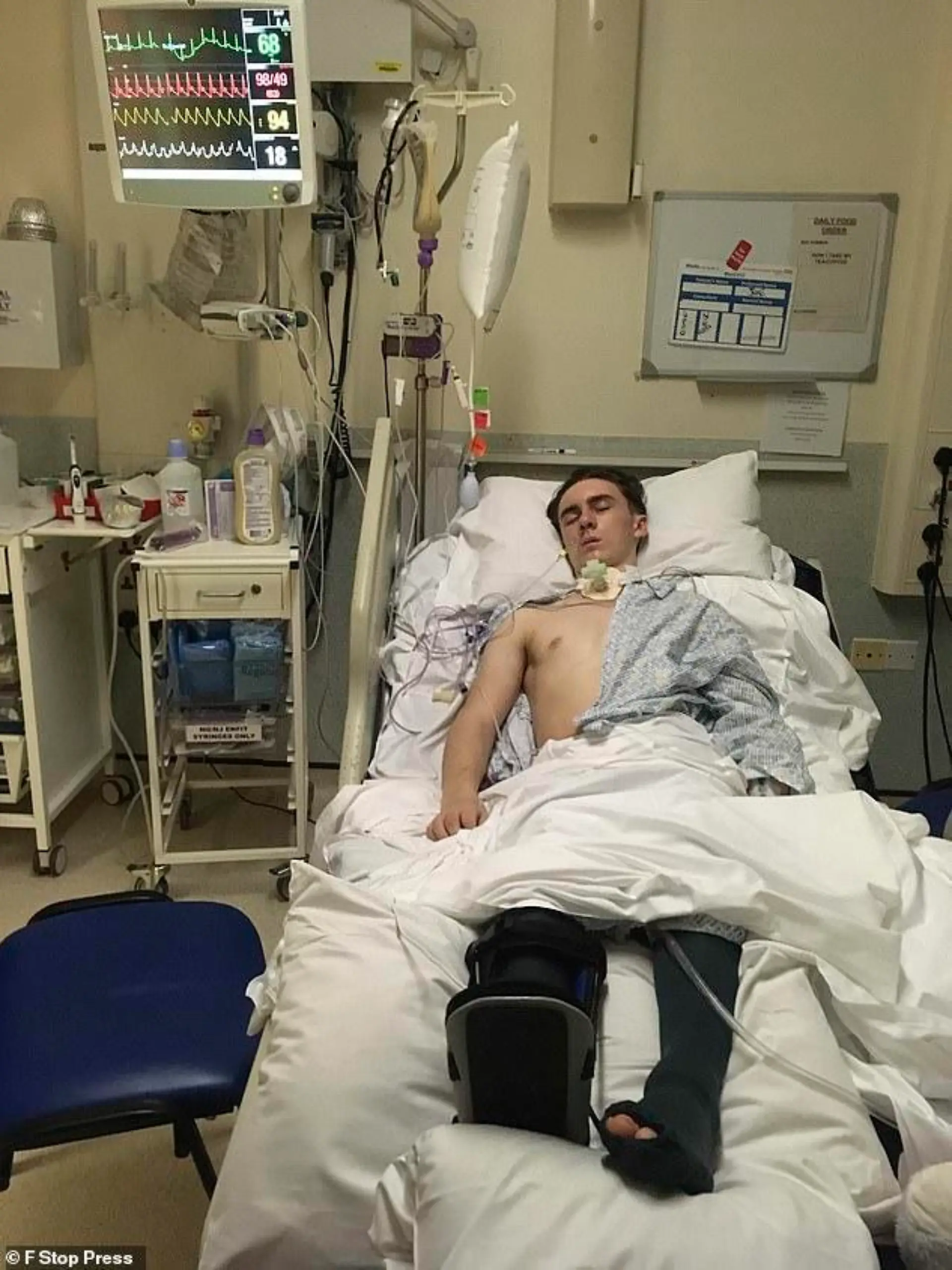 Joseph Flavill an diverse Geräte angeschlossen im Krankenhaus. Mittlerweile ist er aus dem Koma erwacht.