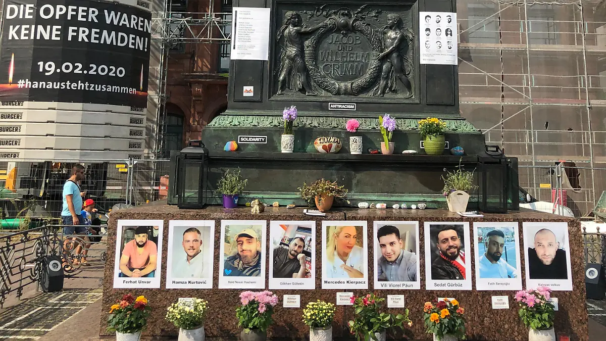 11.08.2020, Hessen, Hanau: Unter dem Brüder Grimm-Denkmal auf dem Hanauer Marktplatz wird an die Opfer des rassistisch motivierten Anschlags vom 19. Februar erinnert. Der 43-jährige Deutsche Tobias R. erschoss damals neun Menschen an mehreren Orten in der Stadt. Danach soll er auch seine Mutter umgebracht haben, bevor er sich selbst tötete. (zu dpa «Sechs Monate nach Anschlag in Hanau: Trauer und Ruf nach Konsequenzen») Foto: Christine Schultze/dpa +++ dpa-Bildfunk +++