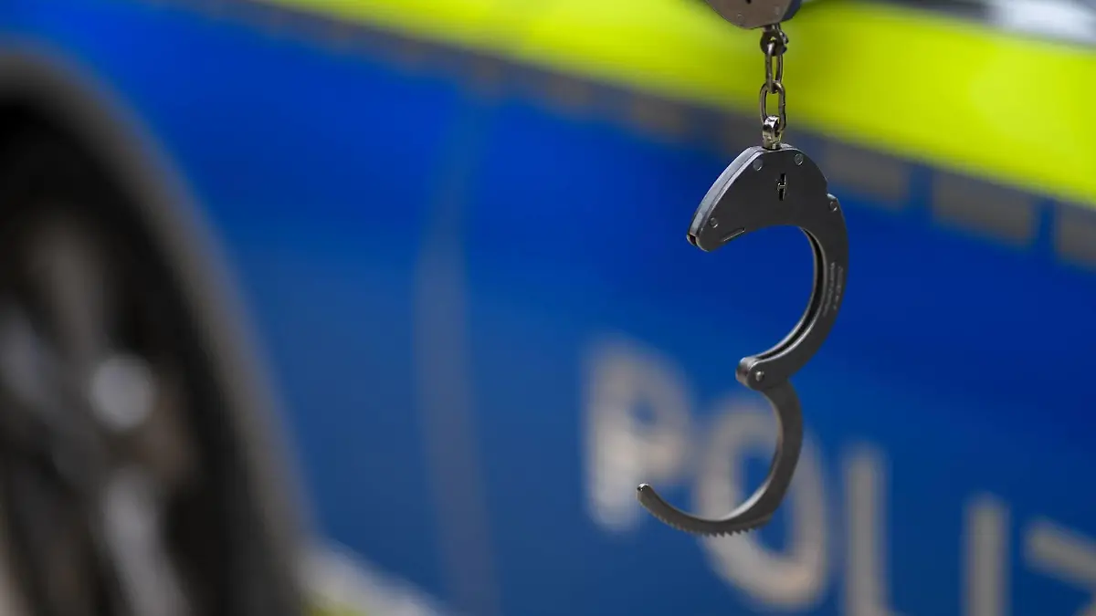 Themenbild Polizei, Polizei, Streifenwagen, Polizist mit Handschellen, Polizist mit Dienstpistole Baden-Württemberg Deutschland *** Theme Copyright: xonw-images.de/MariusxBullingx