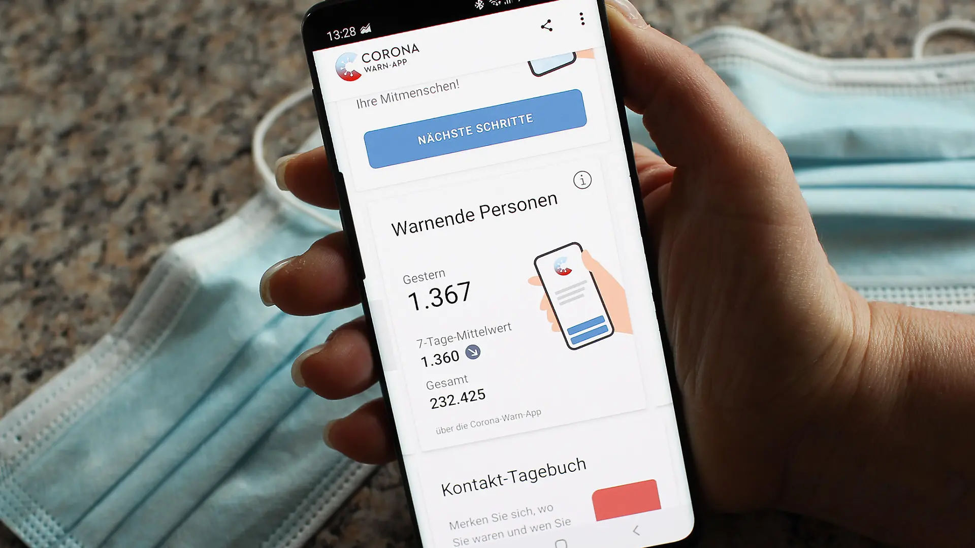 Neue Corona-Warn-App der Bundesregierung auf einem Smartphone