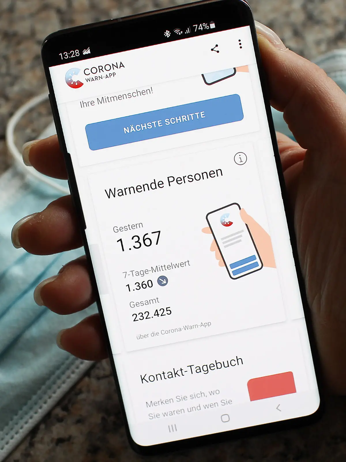 Neue Corona-Warn-App der Bundesregierung auf einem Smartphone