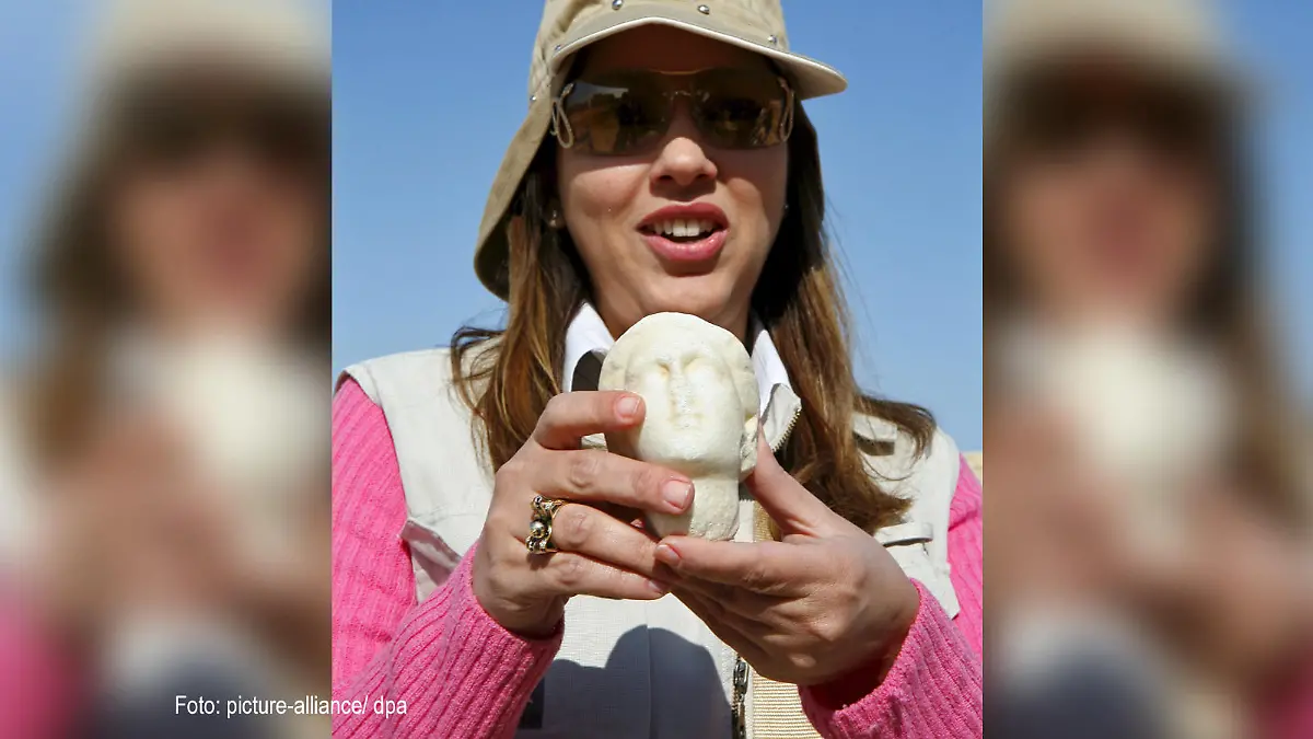 Dominican Kathleen Martinez director of a Dominican-Egyptian archeological mission holds an alabaster statue of Queen Cleopatra as she poses for photographers, in the Temple of Taposiris Magna in a western suburb of Alexandria, Egypt 19 April 2009.