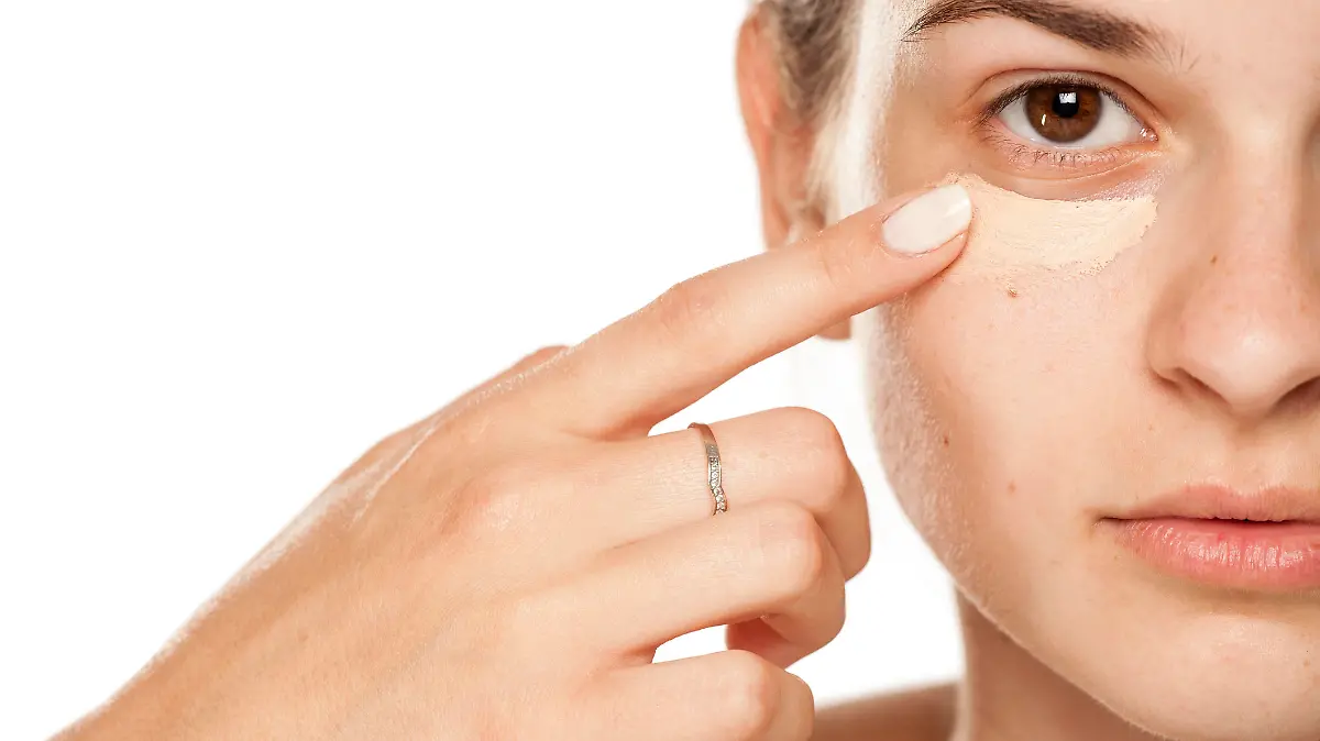 Frau Concealer Gesicht