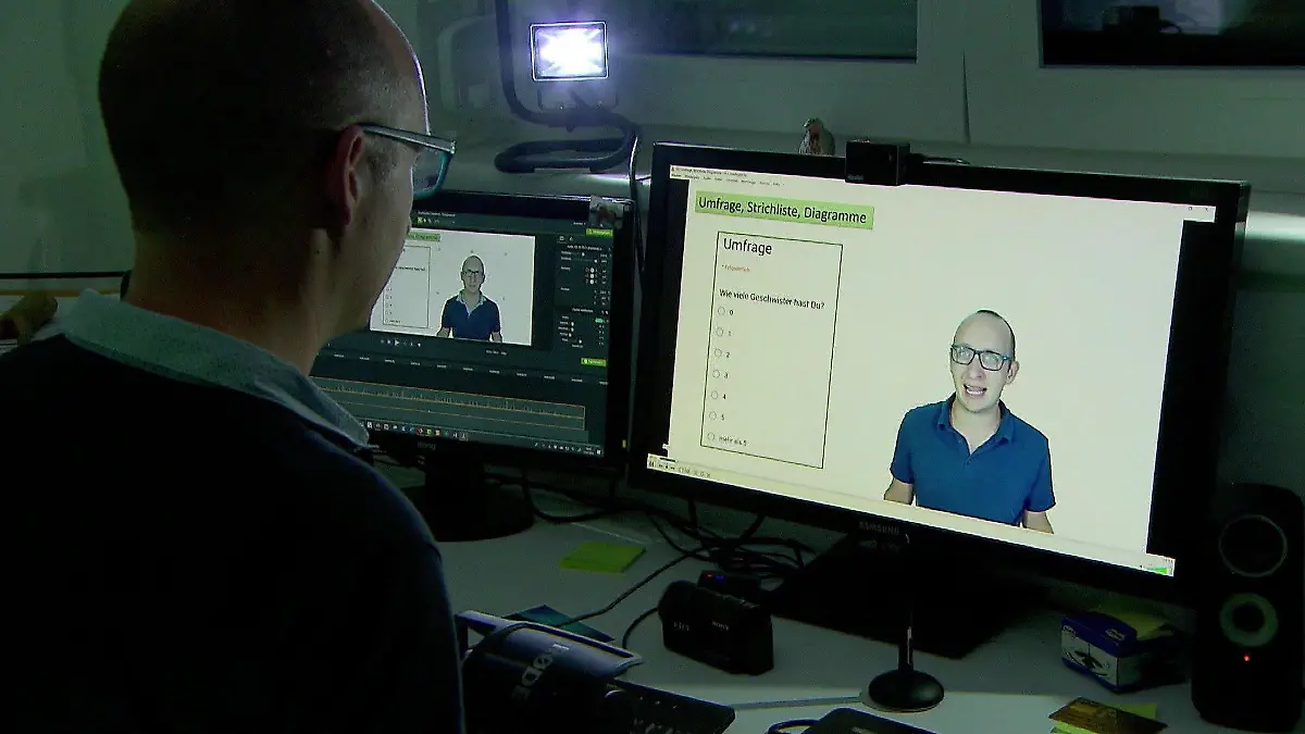 Sebastian Schmidt arbeitet an einem Video für seine Schüler.