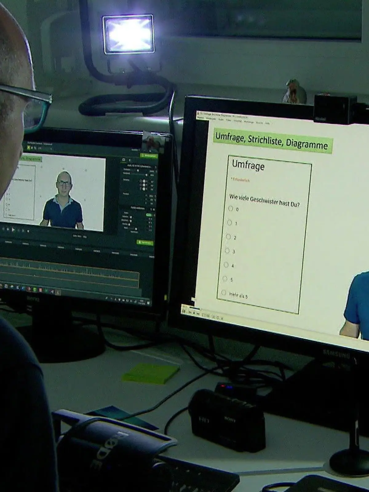 Sebastian Schmidt arbeitet an einem Video für seine Schüler.