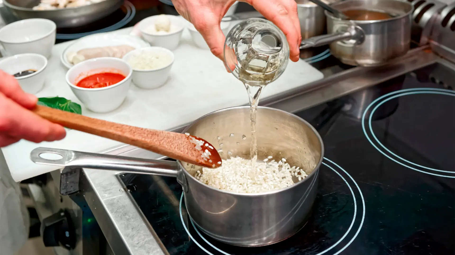 Bei bestimmten Reissorten ist es sinnvoll, den Reis vor dem Kochen zu waschen und einzuweichen.