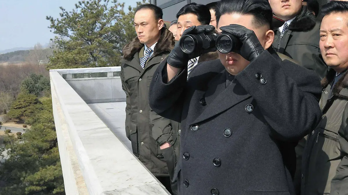 ARCHIV - Der Nordkoreanische Machthaber Kim Jong Un schaut mit einem Fernglas in die demilitarisierte Zone bei Panmunjom (undatiertes Foto). Kurz vor einer geplanten Abstimmung über neue Sanktionen gegen Nordkorea im UN-Sicherheitsrat hat das Land seine kriegerischen Töne verschärft und mit einem atomaren Erstschlag gegen die USA gedroht. Das Außenministeriums in Pjöngjang unterstellte am Donnerstag den USA erneut, einen Atomkrieg anzetteln zu wollen.  EPA/KCNA SOUTH KOREA OUT EDITORIAL USE ONLY/NO SALES +++(c) dpa - Bildfunk+++