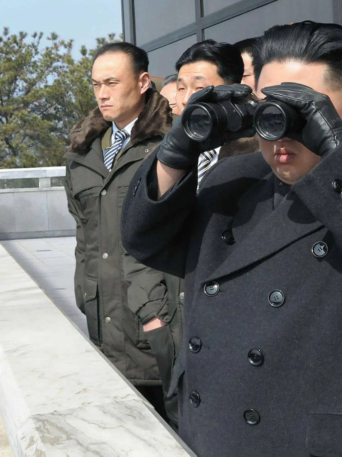 ARCHIV - Der Nordkoreanische Machthaber Kim Jong Un schaut mit einem Fernglas in die demilitarisierte Zone bei Panmunjom (undatiertes Foto). Kurz vor einer geplanten Abstimmung über neue Sanktionen gegen Nordkorea im UN-Sicherheitsrat hat das Land seine kriegerischen Töne verschärft und mit einem atomaren Erstschlag gegen die USA gedroht. Das Außenministeriums in Pjöngjang unterstellte am Donnerstag den USA erneut, einen Atomkrieg anzetteln zu wollen.  EPA/KCNA SOUTH KOREA OUT EDITORIAL USE ONLY/NO SALES +++(c) dpa - Bildfunk+++