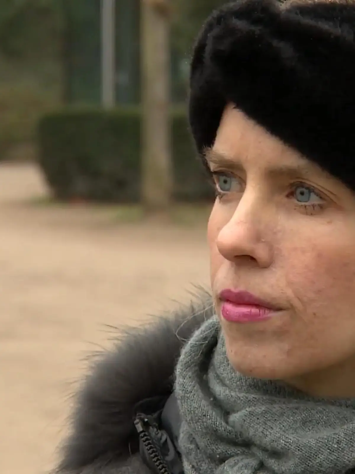 Die 35-jährige Kölnerin Luise Bassiri ist unheilbar an Krebs erkrankt, doch nach jetzigem Impfplan käme sie erst mit den 70jährigen dran. Bis dahin könnte es zu spät für sie sein, fürchtet sie.