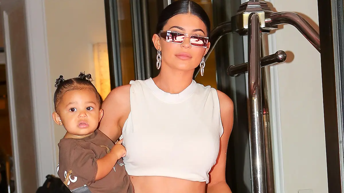 Kylie Jenner flash her toned tummy with Stormi on her hip one day after Met-Gala 2019, Travis Scott was right behind them while they heading to the private airport

Pictured: Kylie Jenner and Stormi Webster
Ref: SPL5087329 070519 NON-EXCLUSIVE
Picture by: Felipe Ramales / SplashNews.com

Splash News and Pictures
Los Angeles: 310-821-2666
New York: 212-619-2666
London: 0207 644 7656
Milan: 02 4399 8577
photodesk@splashnews.com

World Rights, 
