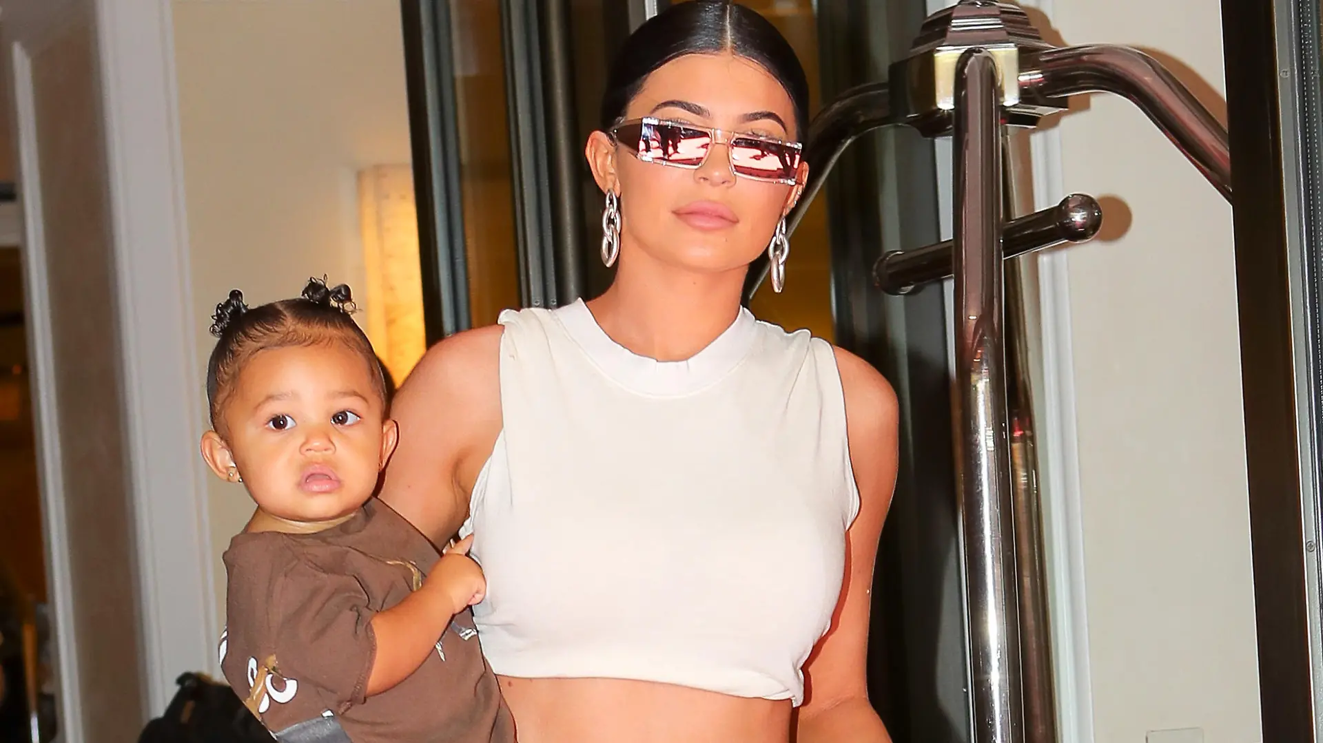 Kylie Jenner flash her toned tummy with Stormi on her hip one day after Met-Gala 2019, Travis Scott was right behind them while they heading to the private airport

Pictured: Kylie Jenner and Stormi Webster
Ref: SPL5087329 070519 NON-EXCLUSIVE
Picture by: Felipe Ramales / SplashNews.com

Splash News and Pictures
Los Angeles: 310-821-2666
New York: 212-619-2666
London: 0207 644 7656
Milan: 02 4399 8577
photodesk@splashnews.com

World Rights, 
