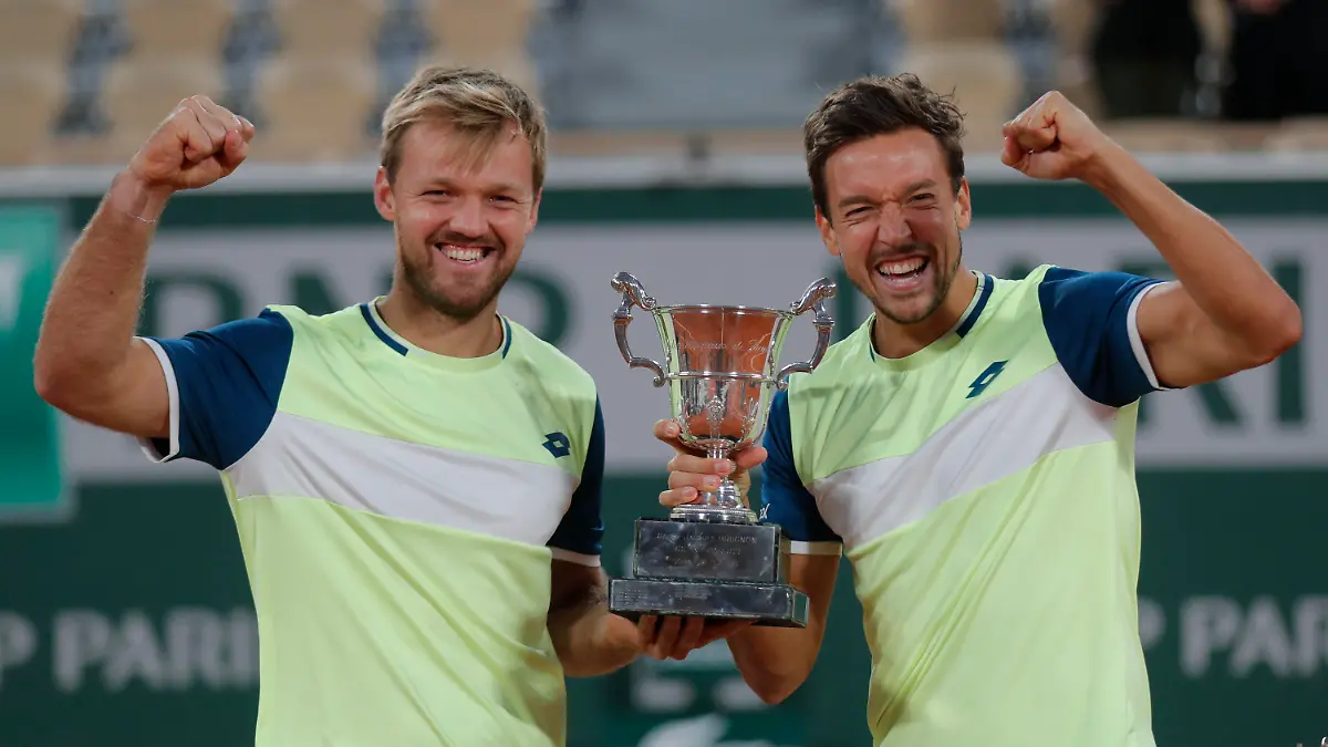 10.10.2020, Frankreich, Paris: Tennis: Grand Slam - French Open, Doppel, Herren, Finale: Krawietz/Mies (Deutschland) - Pavic/Soares (Kroatien/Brasilien). Kevin Krawietz (l) und Andreas Mies aus Deutschland feiern mit der Trophäe den Finalsieg. Foto: Michel Euler/AP/dpa +++ dpa-Bildfunk +++