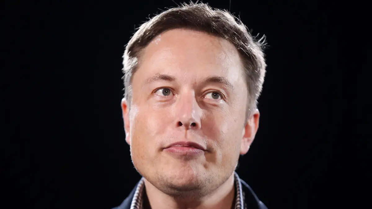 FILE PHOTO: Tesla Motors Inc CEO Elon Musk unveils a new all-wheel-drive version of the Model S car in Hawthorne, California October 9, 2014. REUTERS/Lucy Nicholson/File Photo