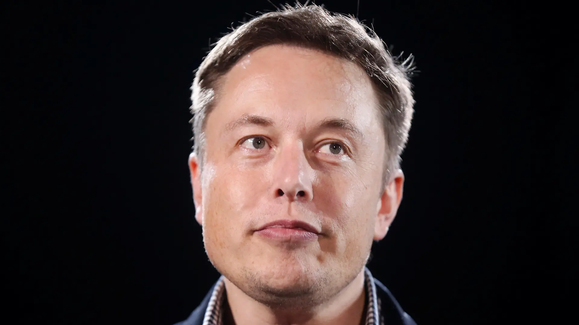 FILE PHOTO: Tesla Motors Inc CEO Elon Musk unveils a new all-wheel-drive version of the Model S car in Hawthorne, California October 9, 2014. REUTERS/Lucy Nicholson/File Photo