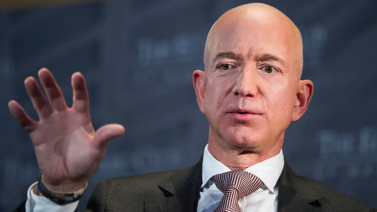 ARCHIV - 13.09.2018, USA, Washington: Jeff Bezos, Gründer und CEO von Amazon, spricht im Economic Club of Washington auf der Milestone Celebration. (Zu dpa «Firmen von Musk und Bezos streiten um Satelliten-Umlaufbahnen») Foto: Cliff Owen/AP/dpa +++ dpa-Bildfunk +++
