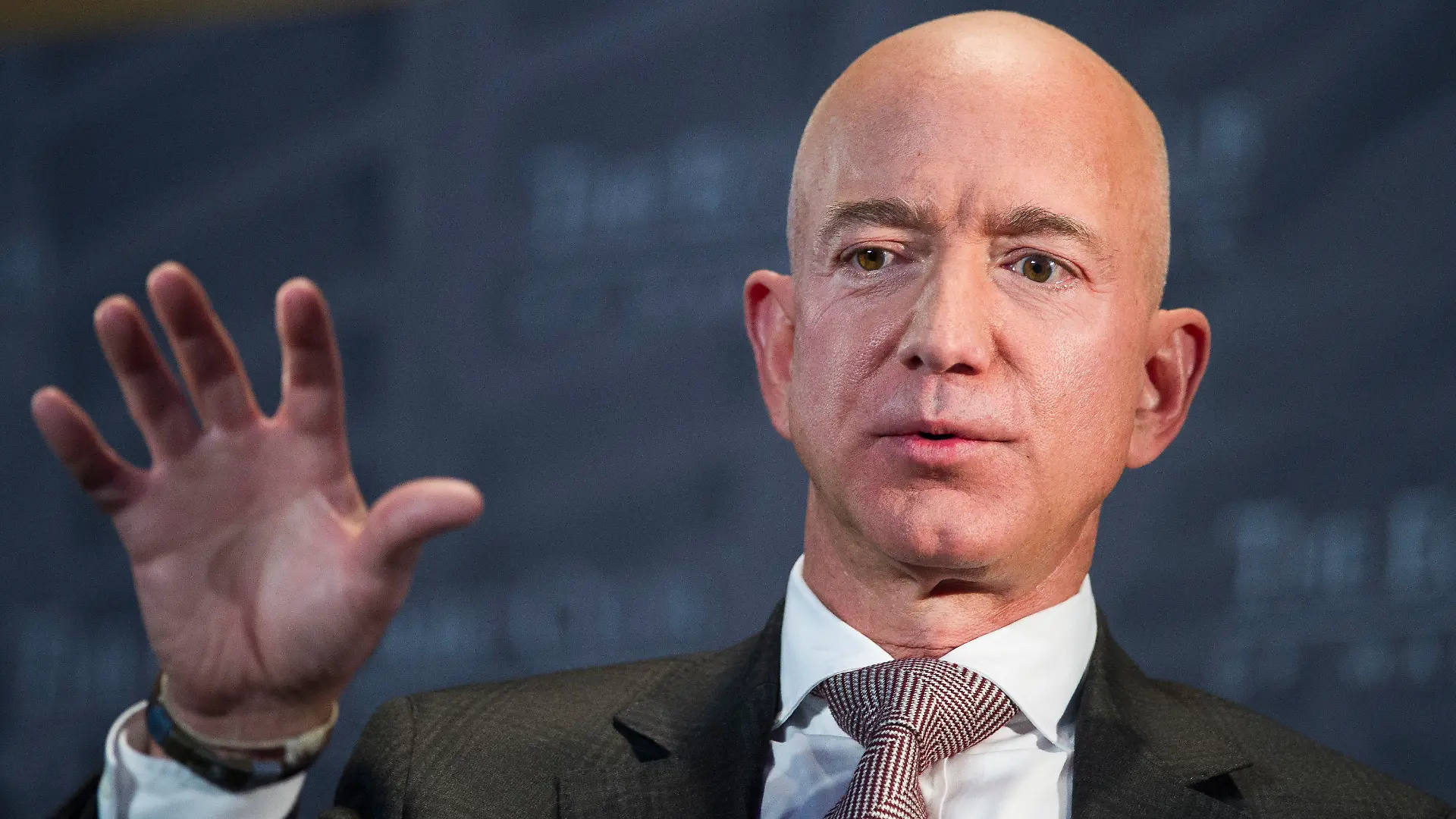 ARCHIV - 13.09.2018, USA, Washington: Jeff Bezos, Gründer und CEO von Amazon, spricht im Economic Club of Washington auf der Milestone Celebration. (Zu dpa «Firmen von Musk und Bezos streiten um Satelliten-Umlaufbahnen») Foto: Cliff Owen/AP/dpa +++ dpa-Bildfunk +++