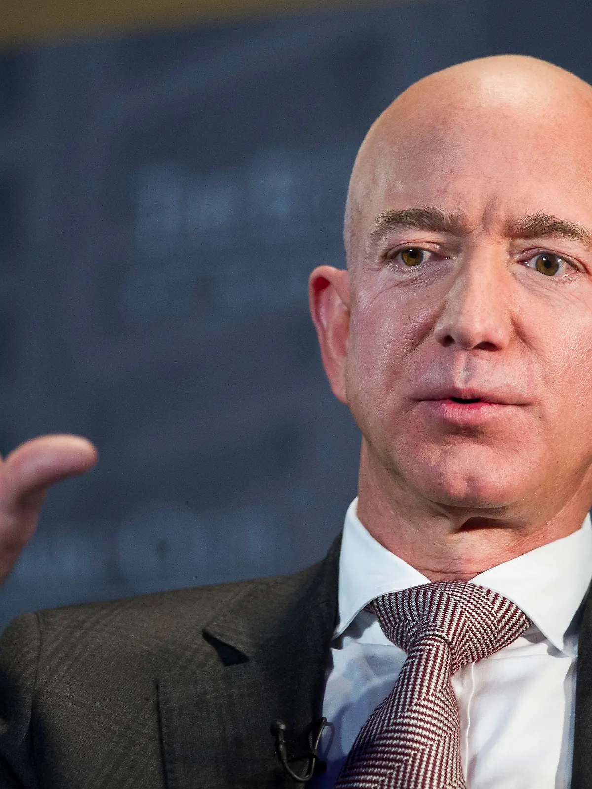 ARCHIV - 13.09.2018, USA, Washington: Jeff Bezos, Gründer und CEO von Amazon, spricht im Economic Club of Washington auf der Milestone Celebration. (Zu dpa «Firmen von Musk und Bezos streiten um Satelliten-Umlaufbahnen») Foto: Cliff Owen/AP/dpa +++ dpa-Bildfunk +++