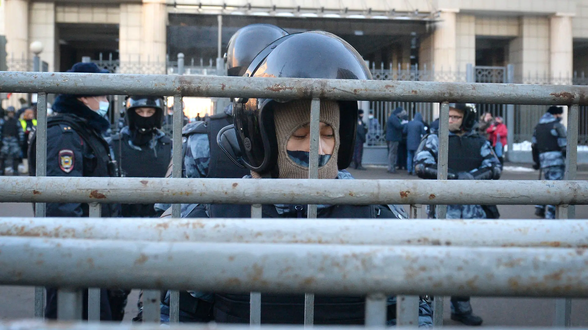 02.02.2021, Russland, Moskau: Polizisten bewachen ein Gebäude, wo ein Gericht einen Antrag des russischen Gefängnisdienstes prüfen wird, die Bewährungsstrafe des russischen Oppositionsführers Alexej Nawalny von der 2014 strafrechtliche Verurteilung in eine echte Gefängnisstrafe umzuwandeln. Nawalny steht eine Gerichtsanhörung bevor, die mit einer jahrelangen Haftstrafe für ihn enden könnte. Foto: Denis Kaminev/AP/dpa +++ dpa-Bildfunk +++