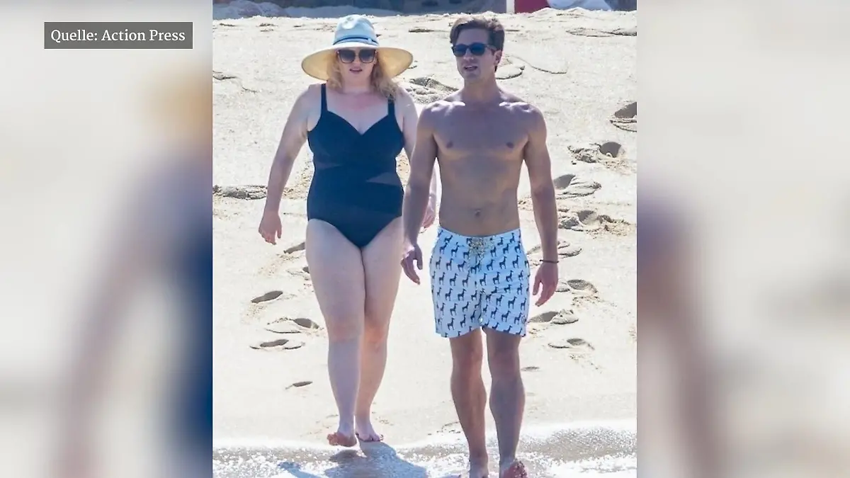 Mit 20 Kilo weniger: Rebel Wilson zeigt sich im Badeanzug Am Strand mit ihrem Hottie