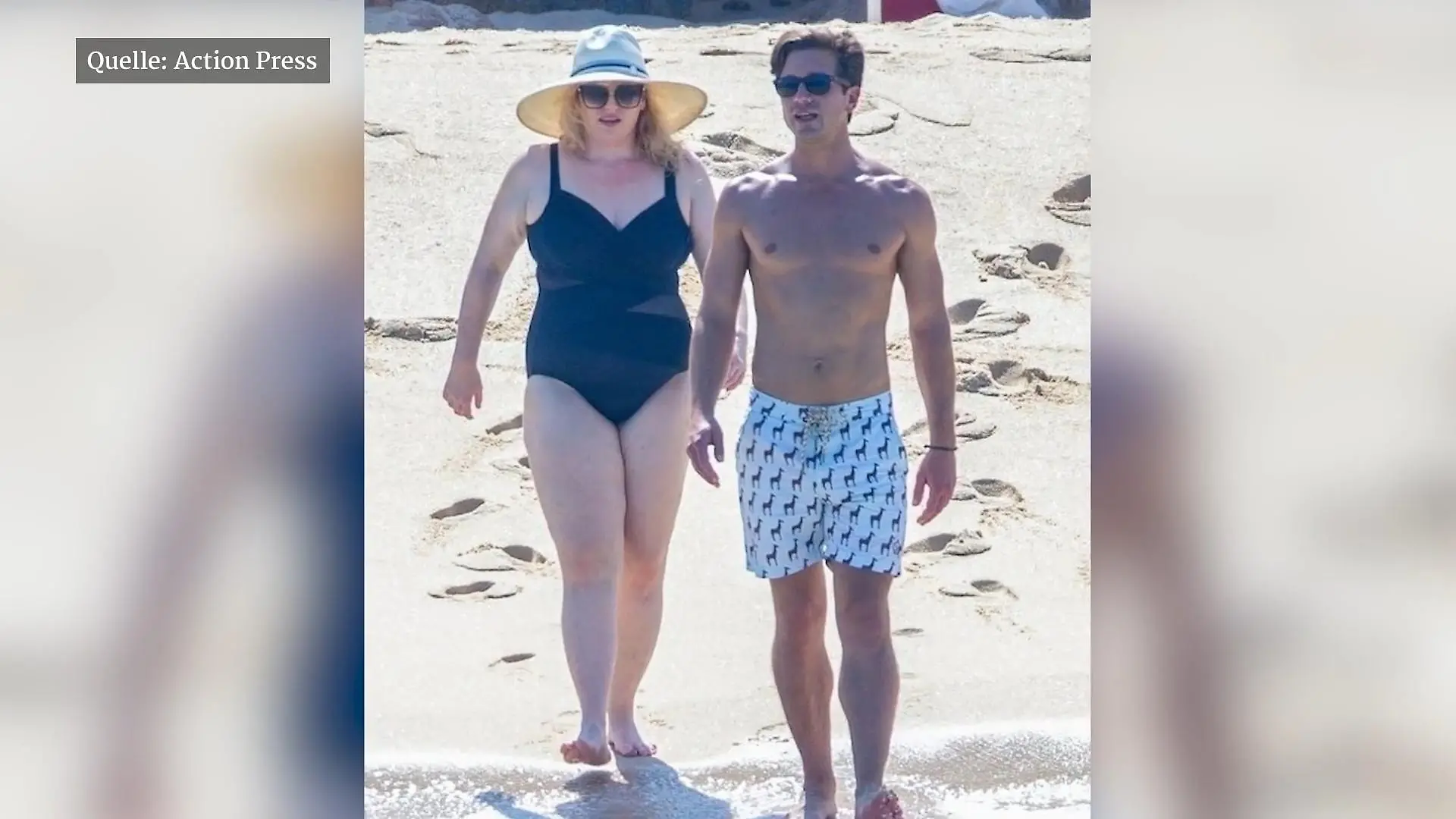 Mit 20 Kilo weniger: Rebel Wilson zeigt sich im Badeanzug Am Strand mit ihrem Hottie