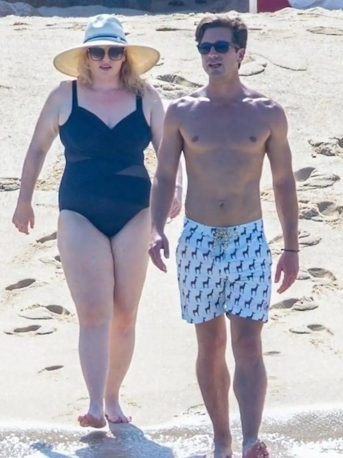 Bild zu: "Mit 20 Kilo weniger: Rebel Wilson zeigt sich im Badeanzug"