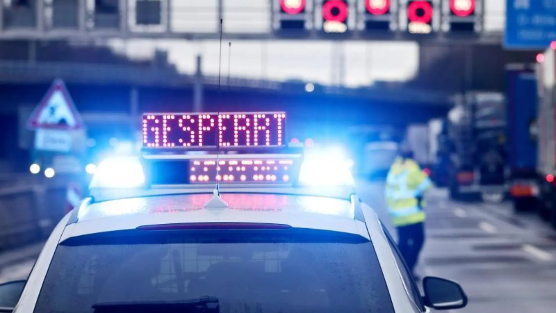 Ein Einsatzwagen der Polizei steht auf einer gesperrten Autobahn