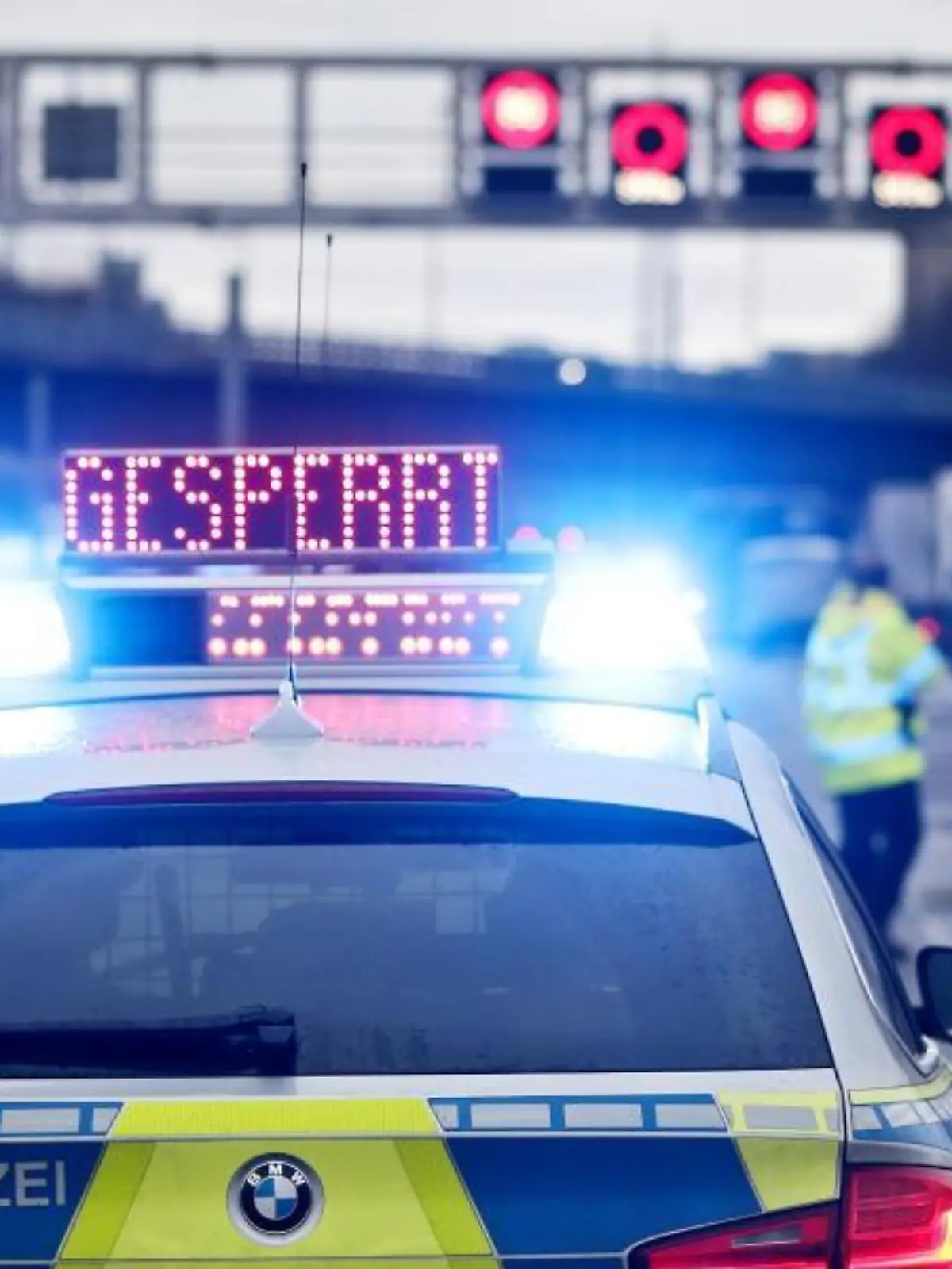 Ein Einsatzwagen der Polizei steht auf einer gesperrten Autobahn
