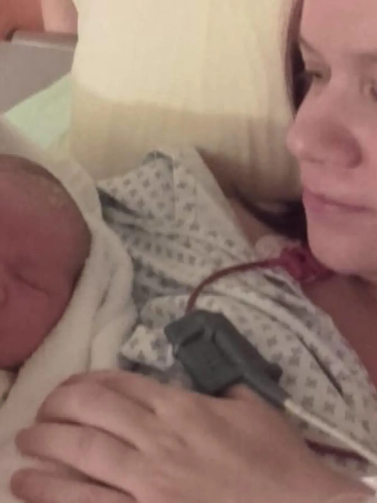 Jenny Simon mit ihrem Sohn Maximilian nach der Geburt