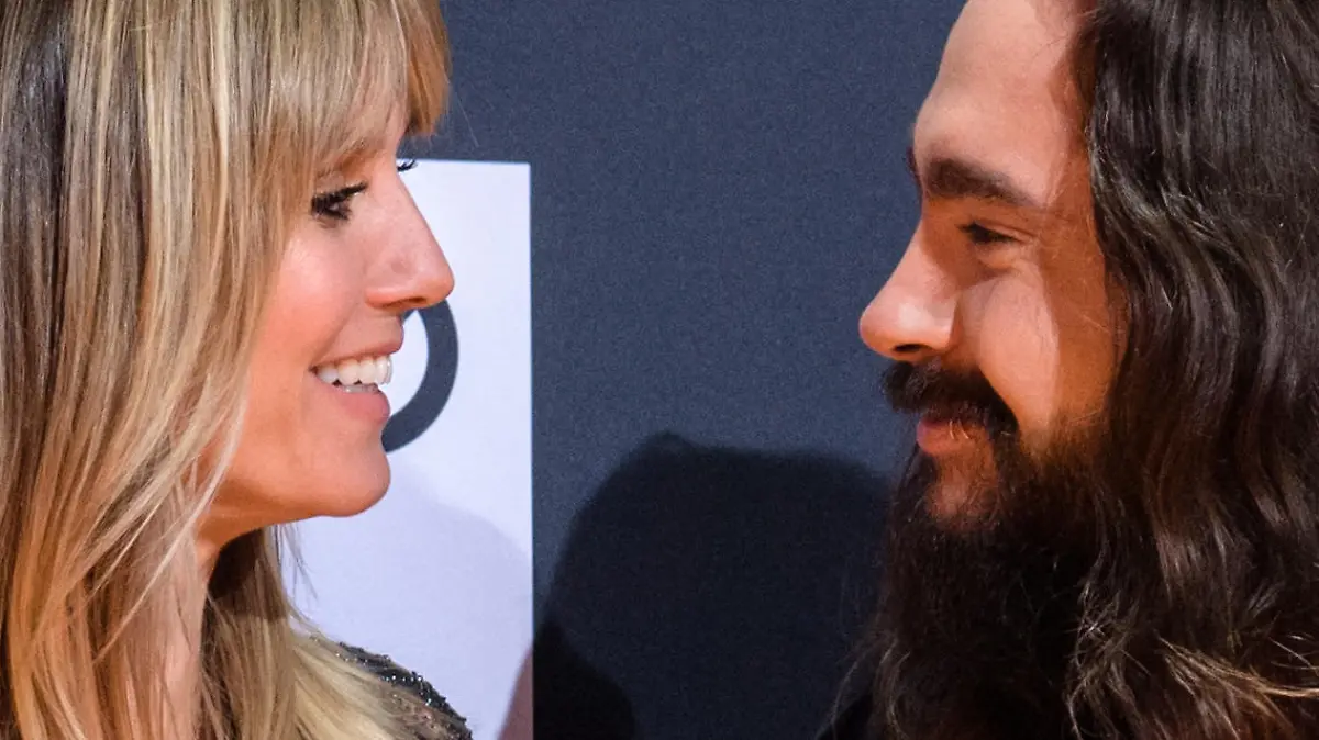 ARCHIV - 18.04.2019, Bayern, Grünwald: Model Heidi Klum und Musiker Tom Kaulitz von der Band Tokio Hotel kommen zur Verleihung der "About you"-Awards an die Social-Media-Persönlichkeiten des Jahres in der Bavaria-Filmstadt. Seit Tagen, wenn nicht Wochen, hält Klum sich mit der Frage in den Schlagzeilen, ob die 46-Jährige nun den 29 Jahre alten Musiker Tom Kaulitz geheiratet hat oder nicht. Dieses Wochenende sollte es auf der   italienischen Promi-Insel Capri wirklich so weit sein mit Ehemann Nummer drei. (zu dpa «Klumlitz» auf Capri - Heidi Klum und Tom Kaulitz feiern Hochzeit") Foto: Matthias Balk/dpa +++ dpa-Bildfunk +++