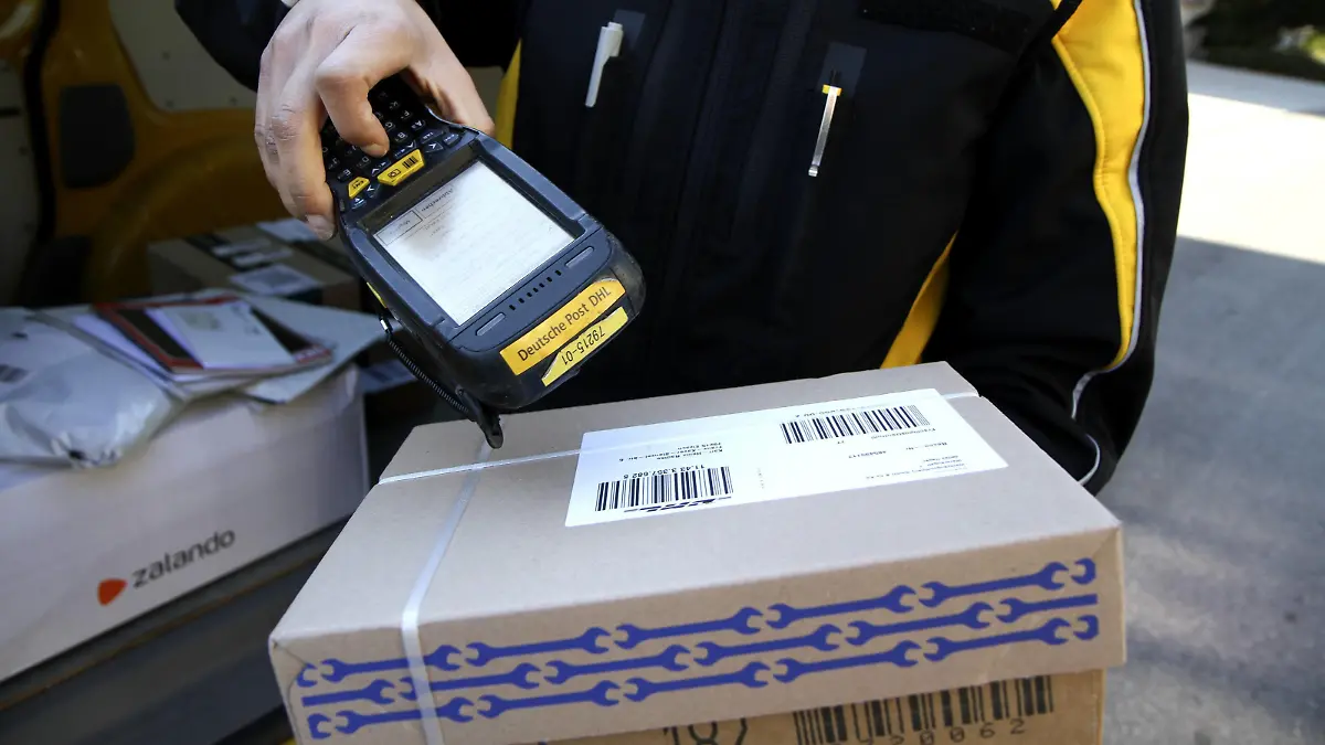 Winden Themenbild - Deutsche Post, DHL, Brieftraeger, Postbote Themenbild - Deutsche Post, DHL, Brieftraeger, Postbote 23.02.2019 Brieftraeger beim Post austragen und Paket scannen Symbolbild, Themenbild, Featurebild *** Winches Topic picture Deutsche Post DHL Letter carrier Postman Topic picture Deutsche Post DHL Letter carrier Postman 23 02 2019 Letter carrier deliver at post office and scan parcel Symbol picture Topic picture Feature picture Copyright: xFleigx/xEibner-Pressefotox EPdfg