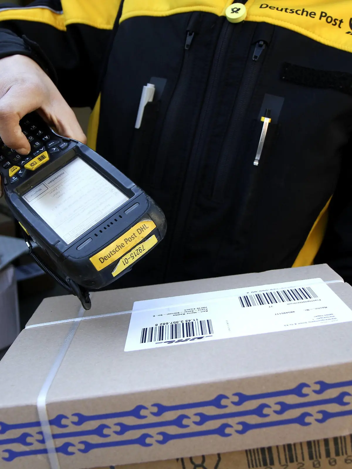  Winden Themenbild - Deutsche Post, DHL, Brieftraeger, Postbote Themenbild - Deutsche Post, DHL, Brieftraeger, Postbote 23.02.2019 Brieftraeger beim Post austragen und Paket scannen Symbolbild, Themenbild, Featurebild *** Winches Topic picture Deutsche Post DHL Letter carrier Postman Topic picture Deutsche Post DHL Letter carrier Postman 23 02 2019 Letter carrier deliver at post office and scan parcel Symbol picture Topic picture Feature picture Copyright: xFleigx/xEibner-Pressefotox EPdfg