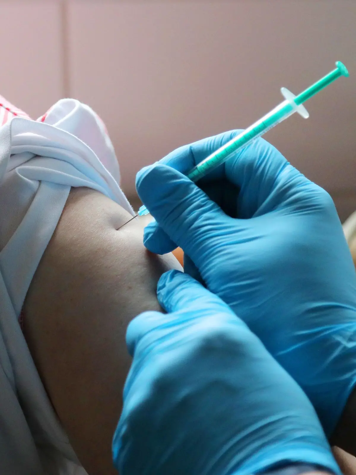  Impftermin im Pflegeheim 26.01.2021 , Grüningen, Pflegeheim, Corona-Impfung mit dem Impfstoff von Pfizer BioNtech, das mobile Impfteam des ASB ist vor Ort, ein Arzt klärt auf und impft die Mitarbeiter und Klienten im Bild: Imfpung mit dem Impfstoff von Pfizer BioNtech wird verabreicht *** Vaccination appointment in the nursing home 26 01 2021 , Grüningen, nursing home, Corona vaccination with the vaccine of Pfizer BioNtech, the mobile vaccination team of the ASB is on site, a doctor educates and vaccinates the staff and clients in the picture Imfpung with the vaccine of Pfizer BioNtech is administered